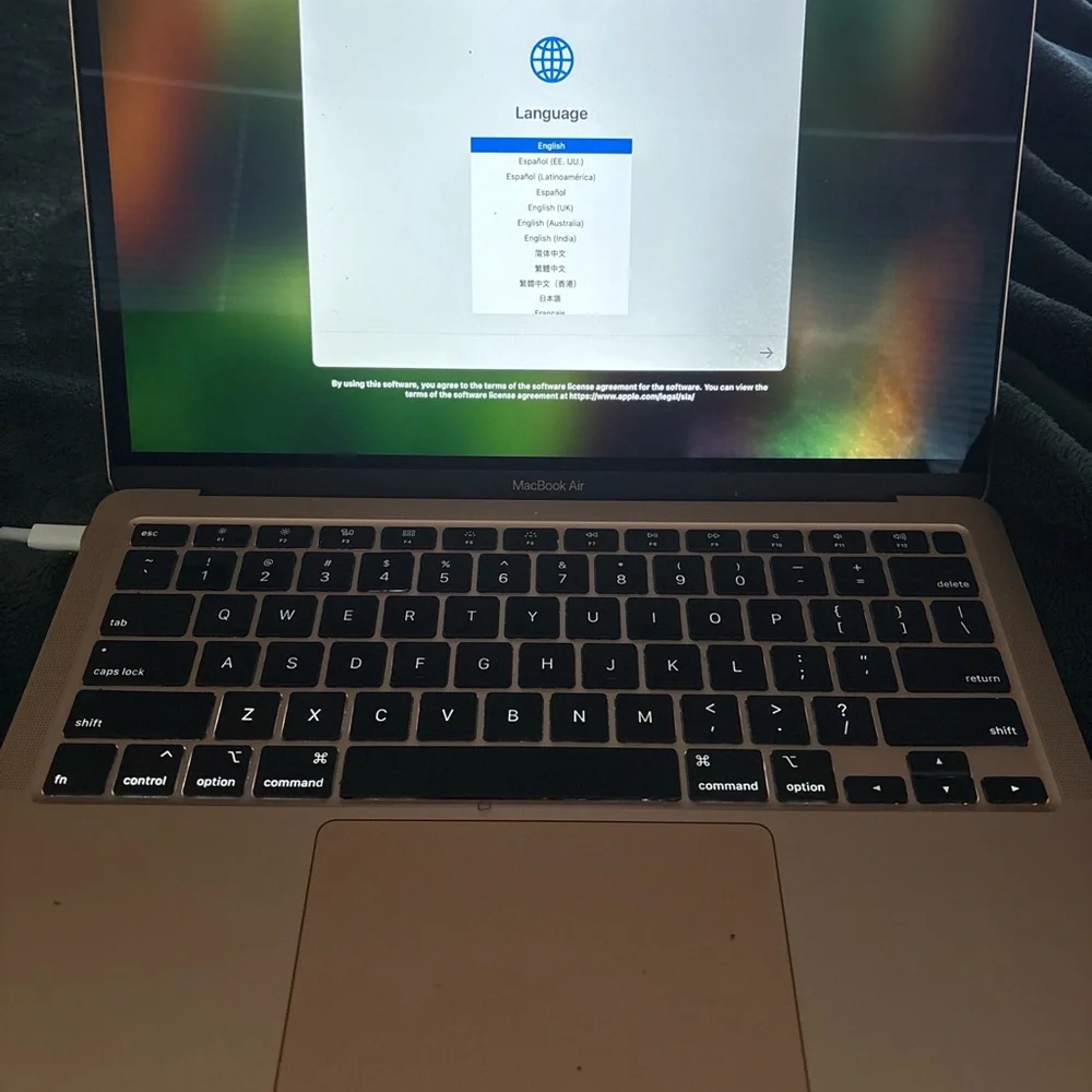 Apple MacBook Air 13” – Gold – Working / Factory Reset (Occasional Screen Issue)